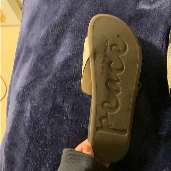 I’m selling these really comfortable sandals. - Picture 3 of 3